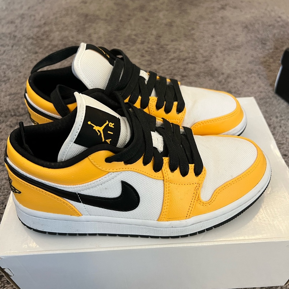 Air Jordan - Women’s - size 7 - black and yellow